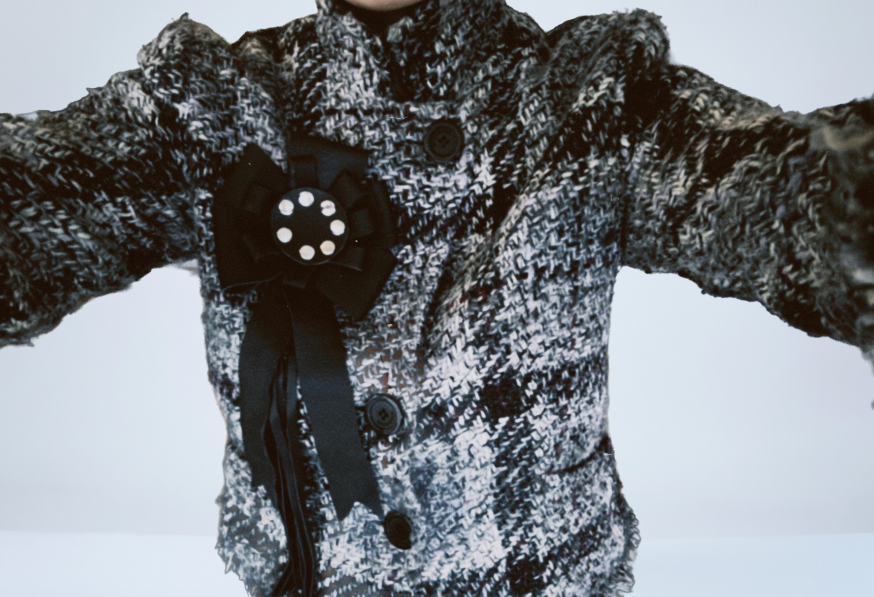 BLACK BROOCH / CHARM
