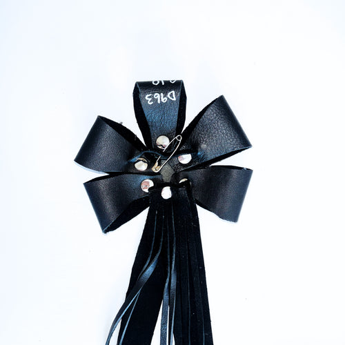 BLACK BROOCH / CHARM